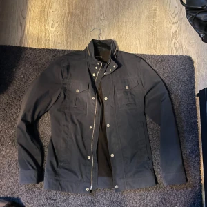J Lindeberg field jacket  - Skön field jacket från j.lindeberg perfekt nu mot kallare tider och i väldigt bra skick