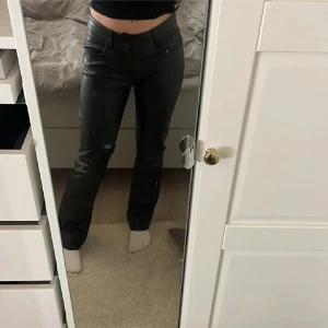 skinnbyxor - Supersnygga skinnbyxor från Bikbok i storlek 34, knappt använda!