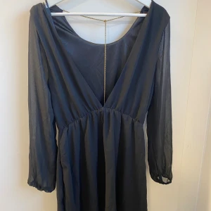 Svart klänning  från Bik Bok - Svart klänning från Bik Bok men öppen rygg och snygg guldkedja som detalj 💫