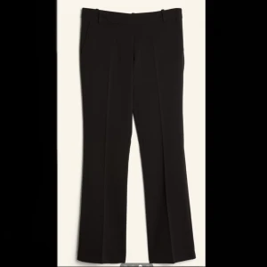 Kostymbyxor 36 - Säljer svarta kostymbyxor med bootcut. Dragkedja trasig. 