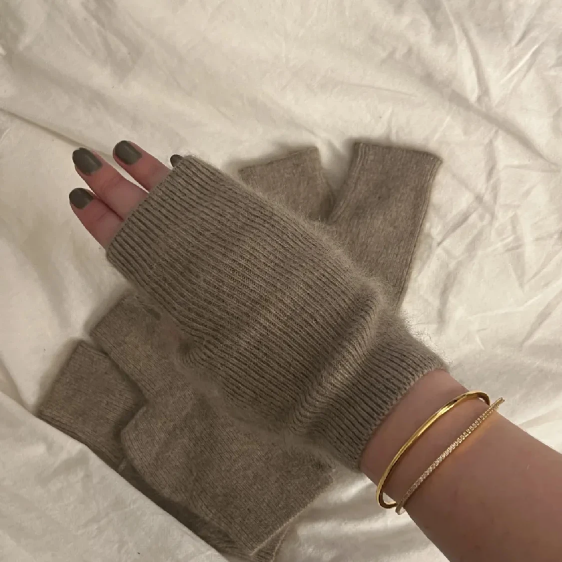 Beige stickade fingerlösa handskar