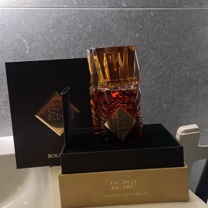 Royal Blend Bourbon edp 100ml - Royal Blend Bourbon från French Avenue, 100 ml. Ingredienser: alkohol denat, parfym, vatten, citral, eugenol, cinnamal, coumarin, geraniol, benzyl cinnamate, linalool, benzyl benzoate, limonene. Tillverkad av Fragrance World Perfumes. 2 ml använt 