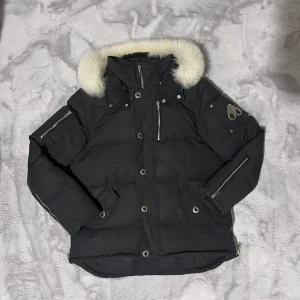 Moose Knuckles 3q - (Öppen för byten) Tjena, säljer min moose knuckles jacka som jag inte andvänder, jackan är i fint skick och inga fläckar skador eller defekter finns! Alla dragkedjor samt som knapparna sitter perfekta och funkar som de ska. Jackans päls krage är i fin och fluffig form som du kan se på sista bilden. Vid frågor eller tvekan hör av er direkt så kan vi lösa det! (Pris är ej hugget i sten men skam bud kommer att ignoreras) kan mötas up i Haninge📍: byte kan vara intressant.