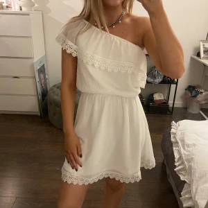studentklänning  - vit klänning, perfekt till student & skolavslutning!! går att ha offshoulder, one shoulder eller helt uppe❤️‍🔥❤️‍🔥🌟storlek 158, men passar perfekt till xs/s