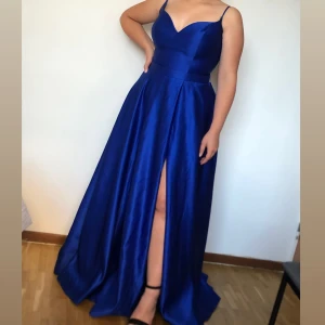 Kornblå långklänning med slits - Använd en gång, finns i Göteborg