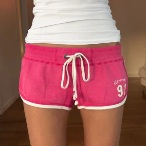 Abercrombie & fitch lågmidjade shorts  - Ett par shorts från Abercrombie & fitch i storlek S. Dem bedöms vara i mycket fint skick. Jag skickar ditt köp inom 24h. Se liknande plagg i min profil!
