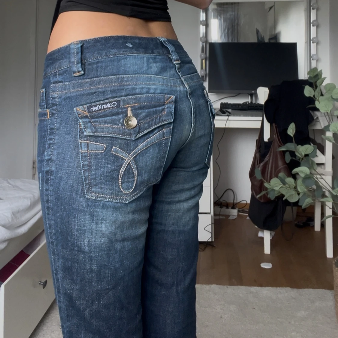 Mörkblå bootcut jeans med detaljer - 4