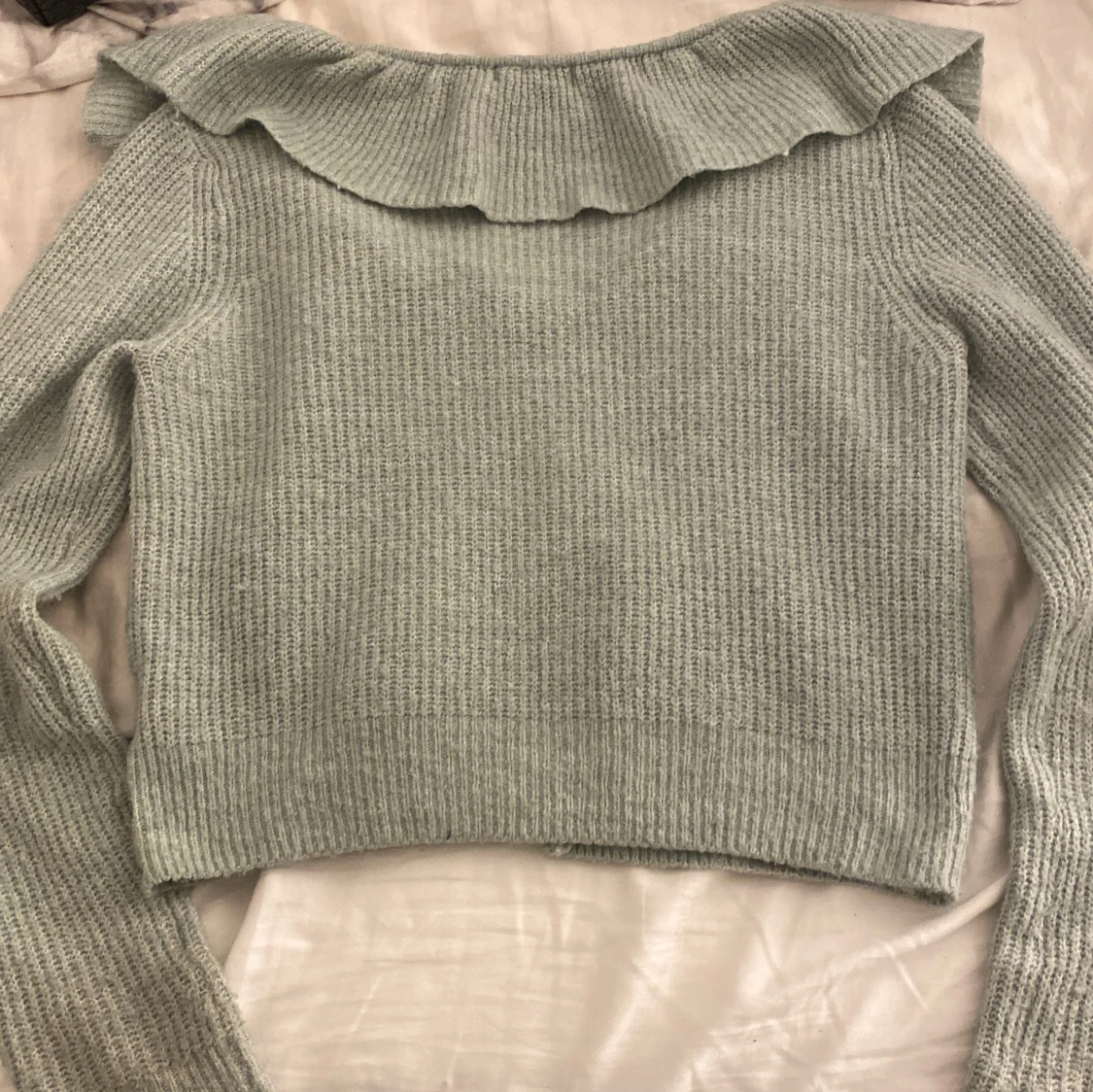 Ljusgrön stickad kofta med volang - 2