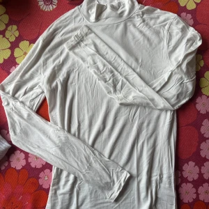 Vit polotröja från Carin Wester - Vit polotröja från Carin Wester i mjuk bomull. Tröjan har lång ärm och låg polokrage.