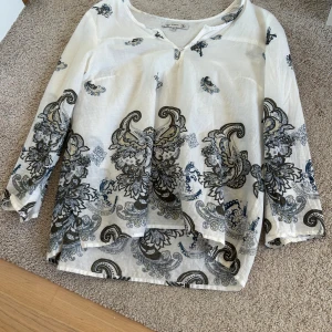 Vit blus med coolt mönster.  - Säljer en vit blus med supersnyggt mönster. 