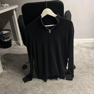 Svart half zip tröja från Only & Sons - Halv zip svart långärmad tröja från Only & Sons. Använd ett par gånger. Passar om du är mellan 170-180