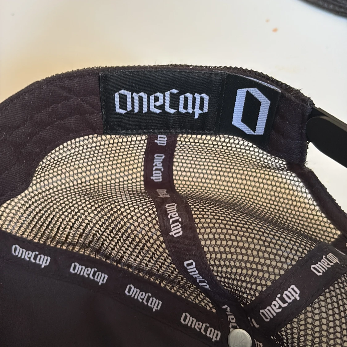 Svart keps från Onecap med Paris-motiv - 4