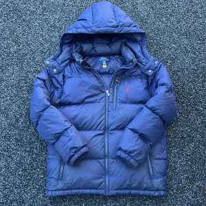 Ralph lauren jacka - Sjukt snygg raffe jacka! Perfekt till vintern! Size xl kids passar xs-s! Typ 170-180cm! Skick:7,5/10 enskata fläck förekommer! Självklart äkta! Hör av dig vid minsta fundering 🤩