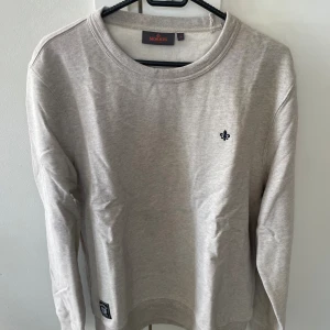 Ljusgrå sweatshirt från Morris - Ljusgrå sweatshirt från Morris i nyskick, storleken är M. Hör av dig vid funderingar!