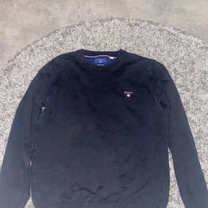 Sweatshirt GANT - Klassisk svart tröja från GANT i stretchig bomull. Har haft på mig den i 1 vecka och är jätte skön och bra
