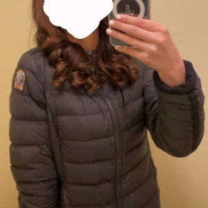 Parajumper jacka - Svart parajumper höst/vår jacka, inte så mycket andvänd , bra stick(pris kan diskuteras)