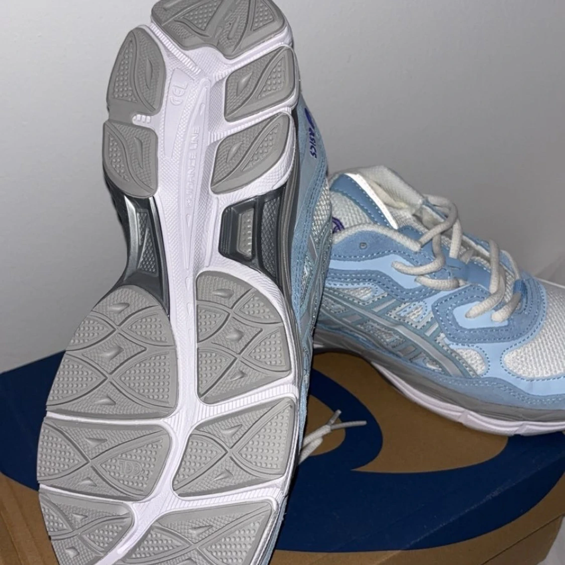 Asics sneakers i ljusblå och vitt - 1