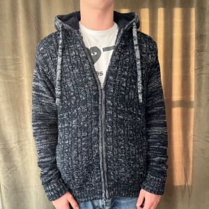 Fodrad cardigan - gråmönstrad - Tja, säljer denna otroligt mysiga och feta fodrade cardigan. Passar perfekt nu till höst/vinter och blir varm och gosig. Storlek L, jag på bild är 184! Vid minsta fråga eller fundering hör av er🤝🏼