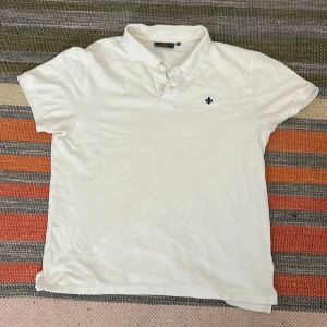 Vit pikétröja från Morris, storlek M - Säljer du denna riktigt najs pikén från Morris i toppskick. Storlek M men sitter som S. Pris 200 