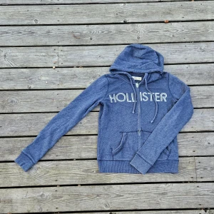 Hollister hoodie  - En blå hollister zip up hoodie i storlek XS, använd några gånger