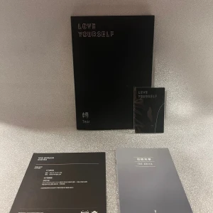 Bts album - Love yourself ’Tear’ (Ver U) Skiva och fotobok finns med. Om du vill veta vem som är på photocardet eller har andra frågor så hör gärna av dig!