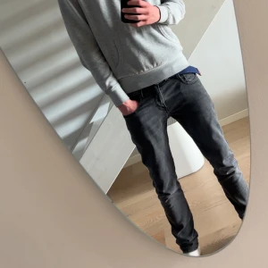 Svarta jeans från nudie strl 28/32 - Säkjer ett par riktigt feta Nudie jeans som är i riktigt bra skick priset är ej hugget i sten 🪨 så de är bara att kontakta mig om du har någon fråga😁