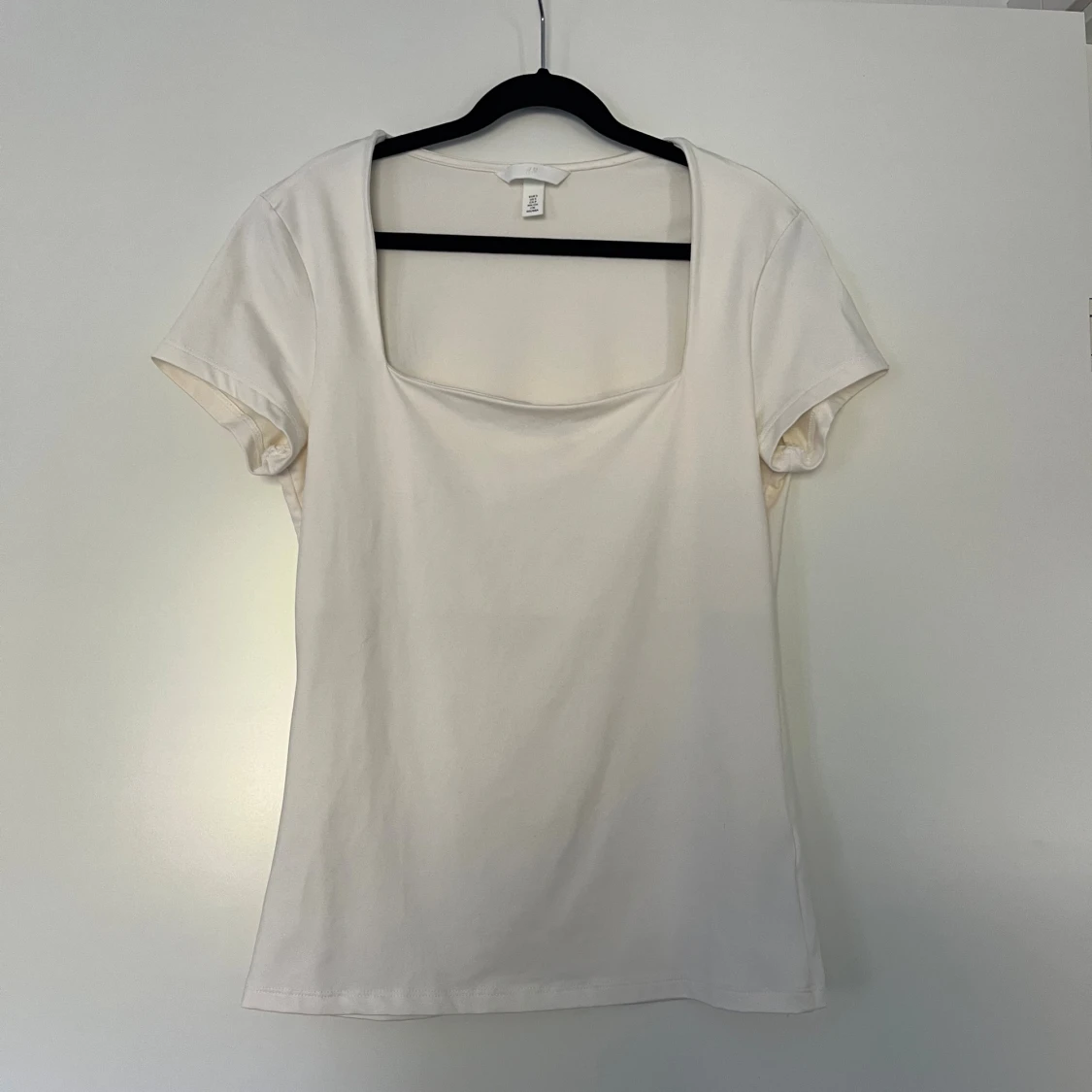 Vit figurnära tröja  - 1