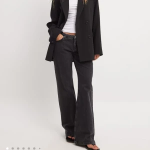 Svarta raka jeans med låg midja - Snygga svarta jeans med rak passform och låg midja. Perfekta för dig som gillar en avslappnad och trendig stil. Om du är interesserad av fler bilder så är det bara att skicka till mig💓