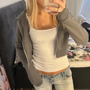 Kort kofta med luva - Jätte skön kofta med fickor som fortfarande har mysigt material inuti eftersom den inte har varit så använd