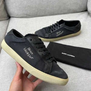 Saint Laurent skor (nyskick) - Hej! Säljer nu dessa sjukt snygga ysl skor. Skorna är i toppskick! Har begränsat antal dustbags. Hör av dig vid frågor 