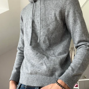 Grå hoodie från VILA i ullmix - Säljer en stilren grå hoodie med mjuk ullblandning. Tröjan har huva med snörning, ribbade muddar och lång ärm. Perfekt för dig som gillar chill och enkel stil. Passar dig som vill ha en hoodie som är både varm och snygg. 👍                 Storlek S står M men väldigt liten i storleken😀