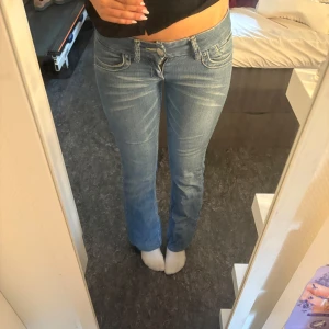 Blå bootcut jeans från TRL Denim - Snygga blå jeans från TRL Denim i  bootcut-modell. De passar mig bra som har 80-81 i innerbenslängd 