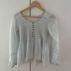 Ljusblå blus med smock och knappar - Supersöt ljusblå Odd Molly  blus med smockdetaljer över bröstet och ryggen samt små knappar framtill. Blusen har halv långa ärmar med volangkant och är tillverkad i ett tunt, mjukt bomullstyg. Storlek är xs/s  Nypris 600kr  pris diskuterats vid bra och snabb affär!🥰