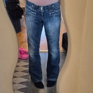 Vintage jeans - Säljer ett par supersnygga jeans med massa coola fickor💖💞 41 cm rakt över midjan🔥