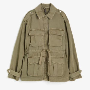 Grön jacka - Så fin jacka från hm som är slutsåld! Jackan är större i storleken så skulle mer säga att den är som en s/m. Skriv gärna vid intresse🤎