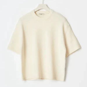 Beige stickad kortärmad tröja - Superfin beige stickad tröja med korta ärmar och rund hals. Tröjan har en avslappnad passform och är perfekt för lager-på-lager. Mjuk och skön, passar till både jeans och kjol. Knappt använd i bra skick!