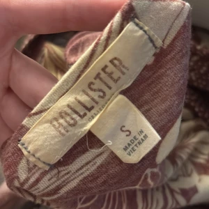 Blommig babydoll top - Blommig babydoll top från Hollister i stl S, true to size. Den har lite skavanker. ❣️ tryck på köp nu