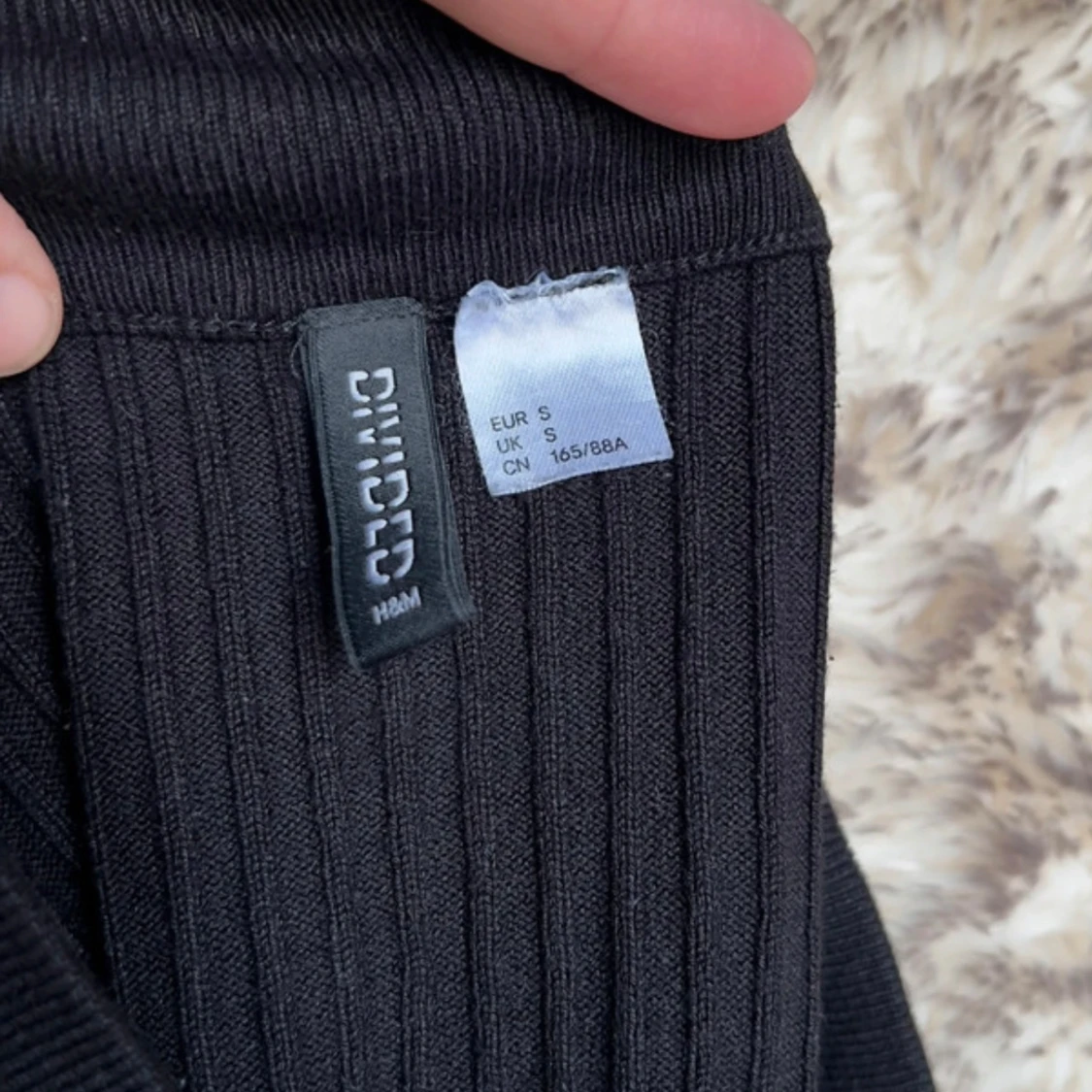 Svart ribbad offshoulder topp - 4