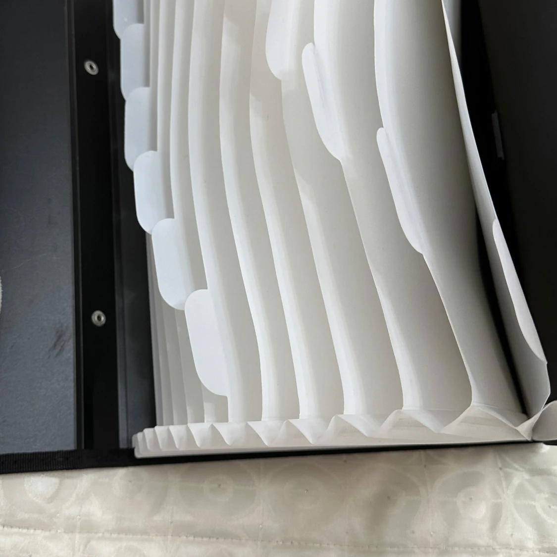 Svart och vit portfölj med fack - 1