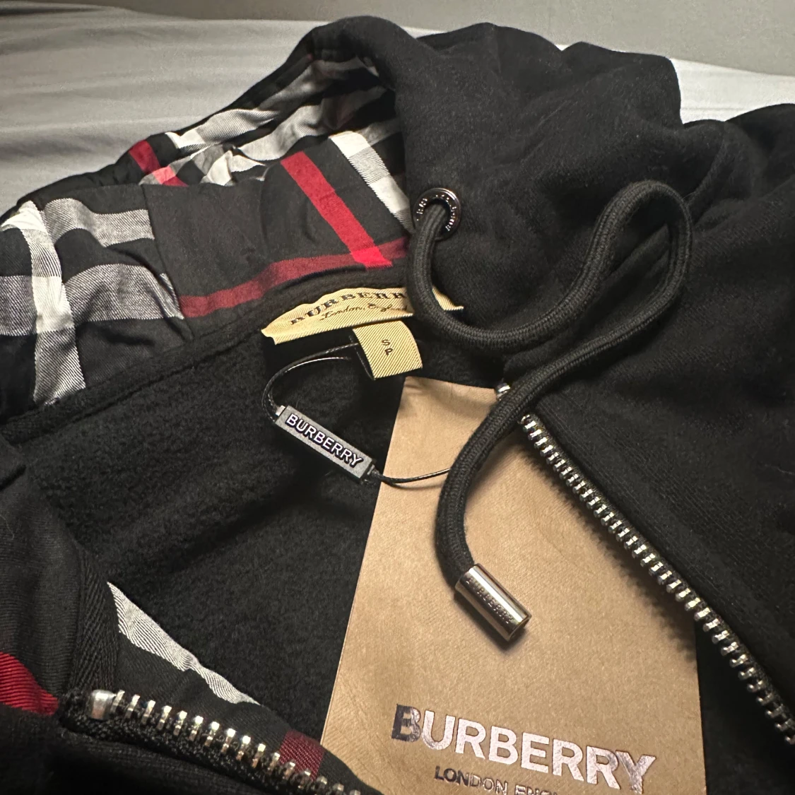 Svart hoodie från Burberry med dragkedja - 4