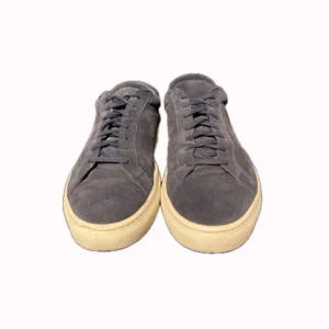 Mocka skor - Mörkblåa mocka skor från les deux! Skick:6/10. Obs de ser lite gulare ut på bild de e vitare i verkligheten!! Hör av dig vid frågor eller funderingar 