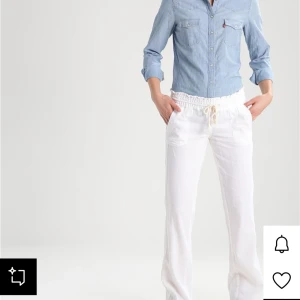 Vita linnebyxor  - Säljer ett par fräscha vita linnebyxor med avslappnad passform och dragsko i midjan. Byxorna har raka ben, resår i midjan och praktiska fickor framtill. Perfekta för varma dagar och chill vibes. Har använt dem ca 3-5 gånger är i storlek L men sitter som M