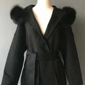 Svart kappa med päls - Pälskappa ifrån Fur stockholm. Nypris 2199kr. Jackan är i jättebra skick.
