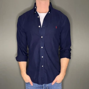 Ralph lauren skjorta - Hej säljer nu min fina Ralph lauren skjorta i storlek S. Den är i nyskick och kommer vara otroligt snygg nu i höst. Nypris cirka 1600kr! Vi kommer att sälja liknande produkter så glöm inte följa profilen!🌊🍾