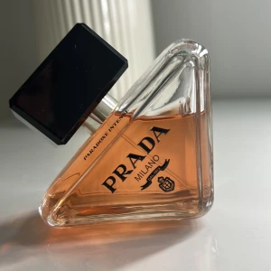 PRADA PARFYM  - Säljer nu min Prada parfym, den är inte alls använd mycket! Priset går att diskutera🤍