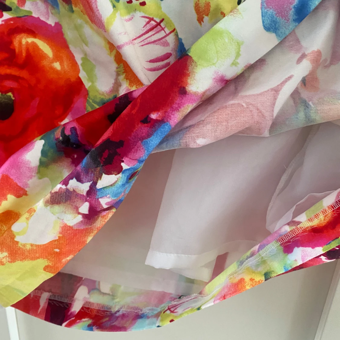 Färgstark blommig kortklänning - 3