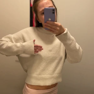 Vit stickad tröja  - Mysig vit stickad tröja från Zara skönt material 