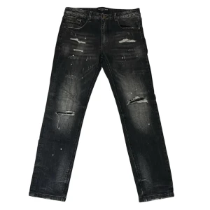 Supply & Demand svarta skinny jeans - Svarta jeans från Supply & Demand med slitna detaljer, trasiga knän och coola färgstänk. Skinny fit med normal passform och klassisk femficksdesign. Jeansen har en mörk tvätt och är gjorda i stretchigt denim för skön känsla. Perfekt för dig som gillar streetstyle.