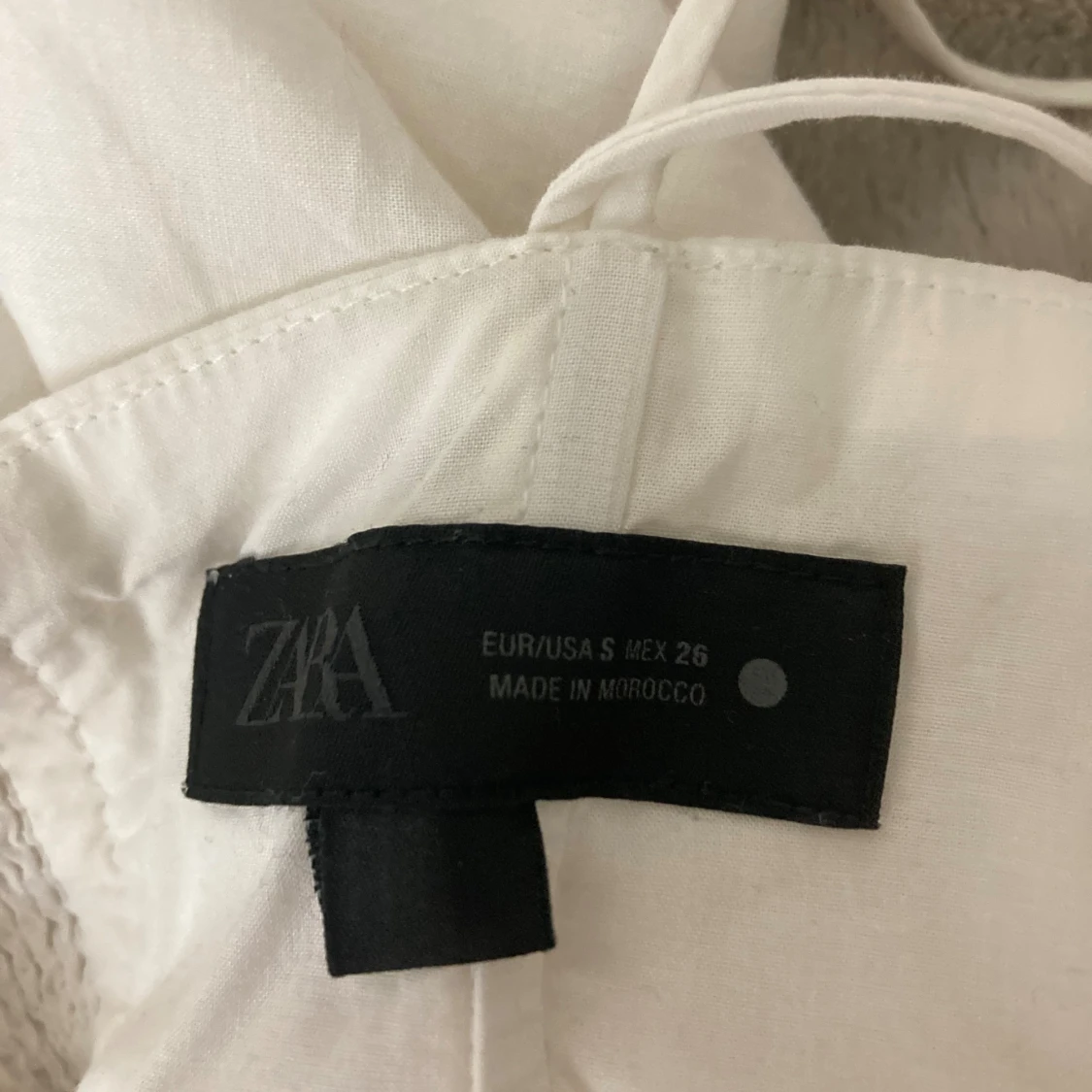 Vit linnetopp från Zara med snörning - 2