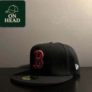 NEW ERA keps - Tja! Dags och sälja denna keps till dig som vill vara snyggast i höst 🍂! kepsen är en ”Boston Red Sox Authentic On-Field 59Fifty Navy Fitted” 🧢. Inga märken på användning. Alla klistermärken kvar för den som gillar de🫣. Storleken är 7 (55,8cm) 📐skick: 9/10, tveka inte på att ställa frågor! 